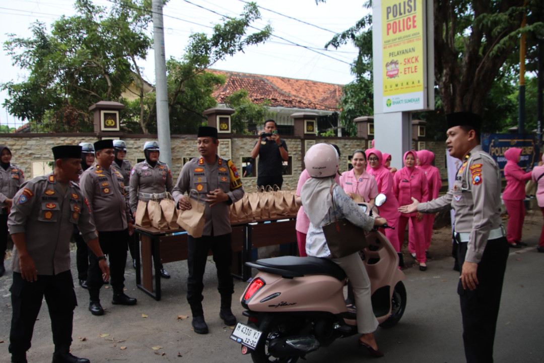 Polres Sumenep Bersama Lintas Instasi Berbagi Takjil