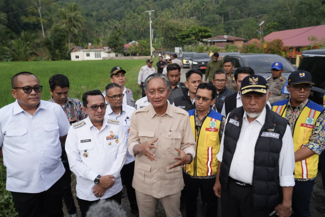 Tinjau Pasar Pascabencana, Menteri PU Tegaskan Komitmen Pulihkan Ekonomi Sumbar