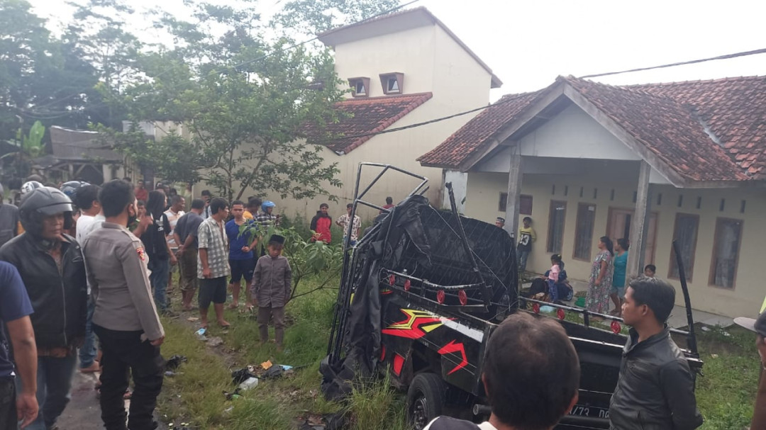 Mobil Bak Terbuka Bawa Jemaah Pengajian Kecelakaan, Belasan Terluka
