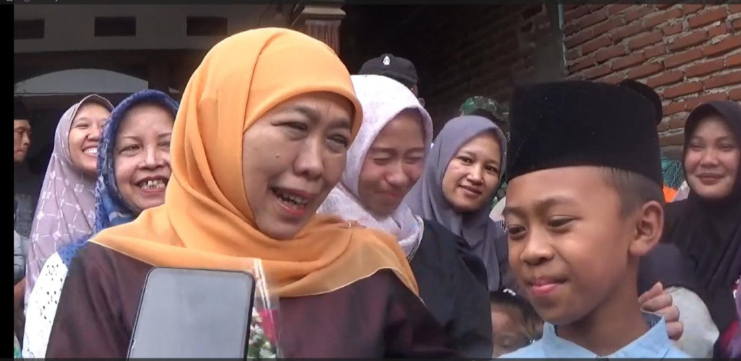 Cita-Cita Nanda Terwujud, Gubernur Khofifah Hadiahkan Sepasang Sapi dan Sepeda