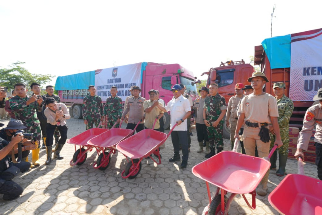 Mendagri Serahkan Ratusan Gerobak Dorong untuk Percepat Pemulihan Aceh Tamiang