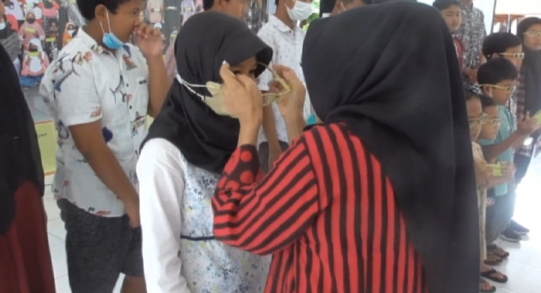 Sejuta Kacamata Kesehatan Gratis Dibagikan untuk Anak Terkena Radiasi