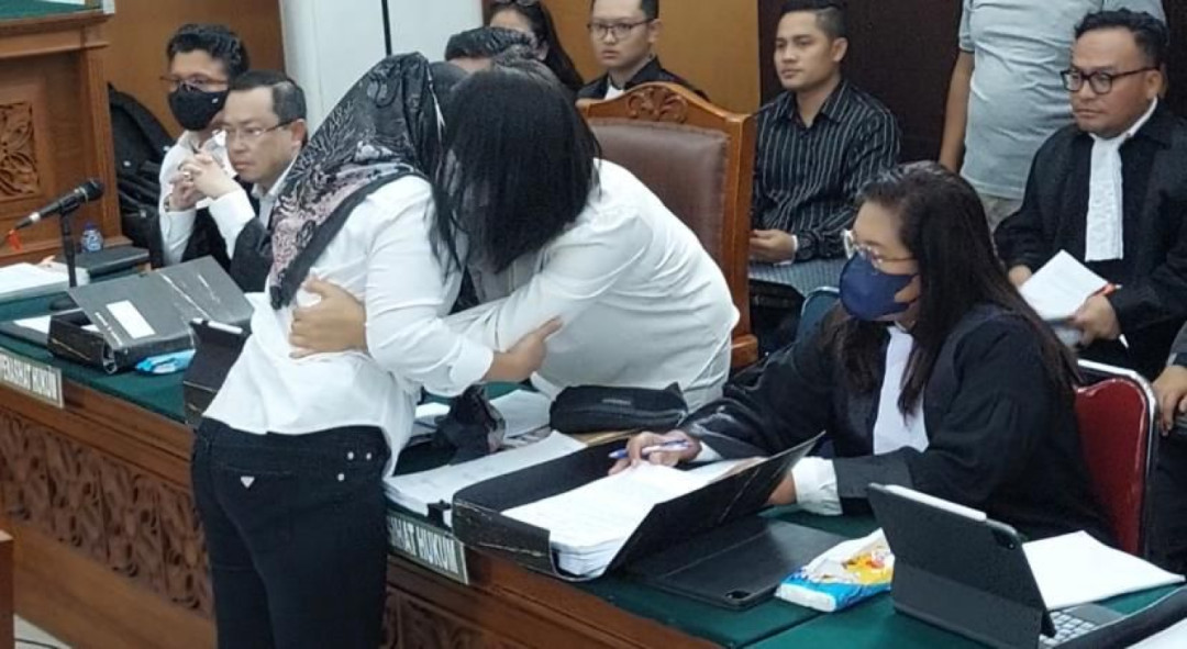Momen Susi ART Ferdy Sambo Peluk Erat Putri Candrawathi di Ruang Sidang