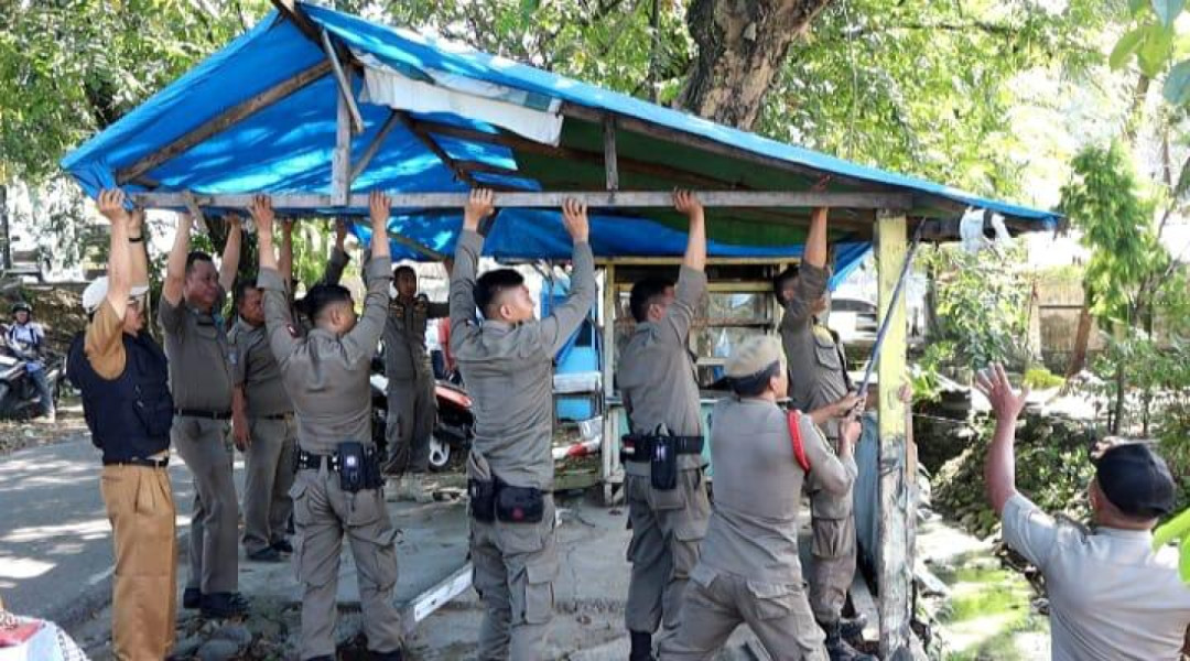 Satpol PP Padang Tertibkan 12 Bangunan Liar di Atas Fasum Kawasan Jati
