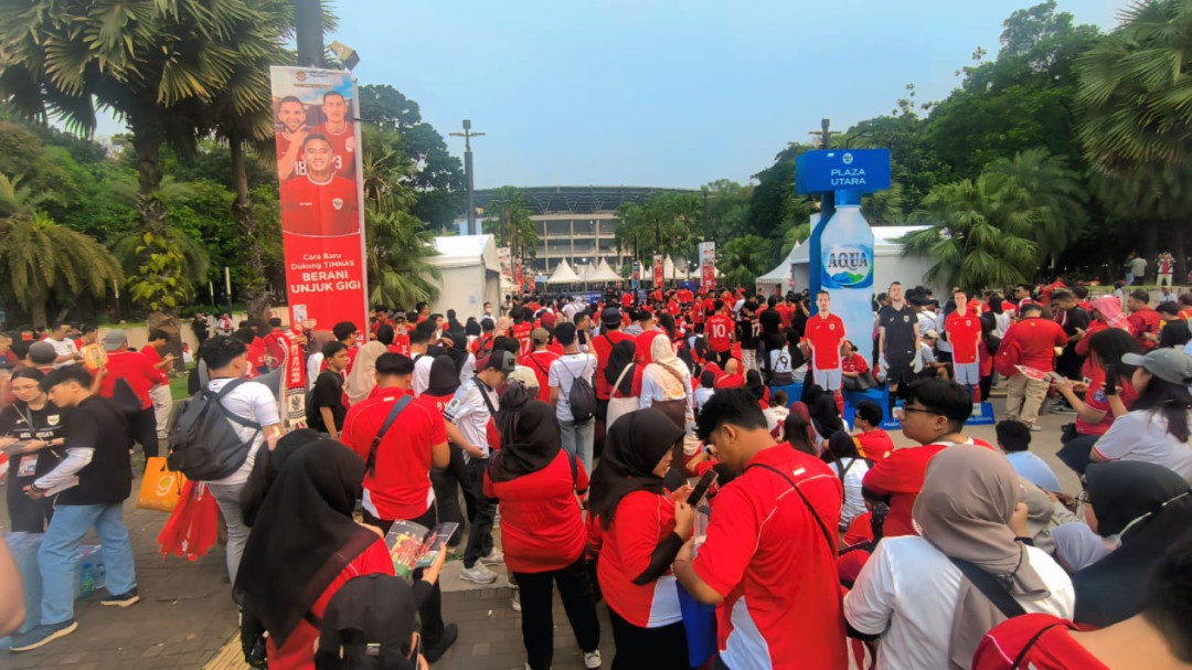 Indonesia vs China: Suporter Antre di Pintu Masuk Plaza Utara GBK