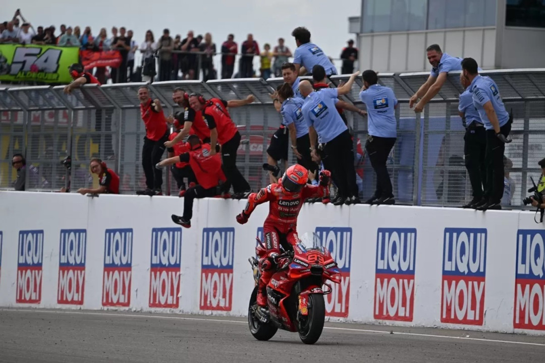 MotoGP: Marquez Rayakan Kemenangan ala Rayyan Dika