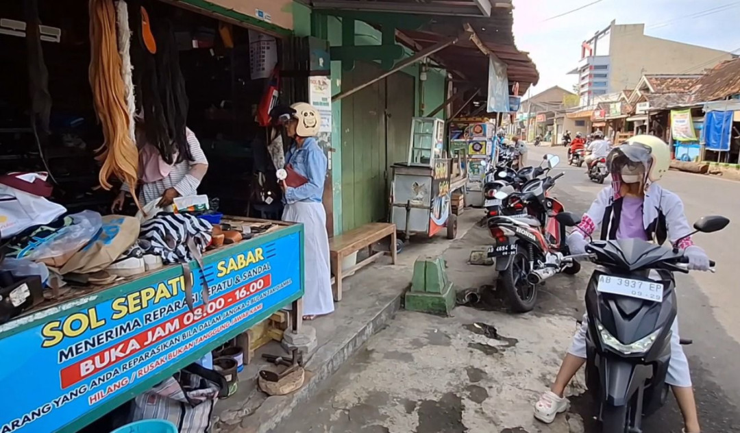 Musim Libur Sekolah, Jasa Sol Sepatu dan Permak Tas di Kulonprogo Ramai Pelanggan
