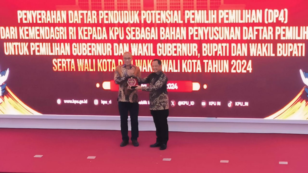 Mendagri Resmi Serahkan 207,1 Juta Jiwa Data Potensial Pemilih Pilkada 2024 ke KPU