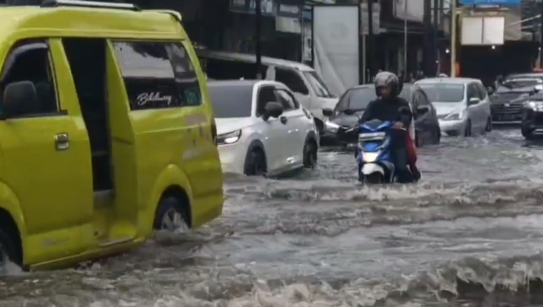 Drainase Buruk, Banjir Rendam Jalan Utama Lembang