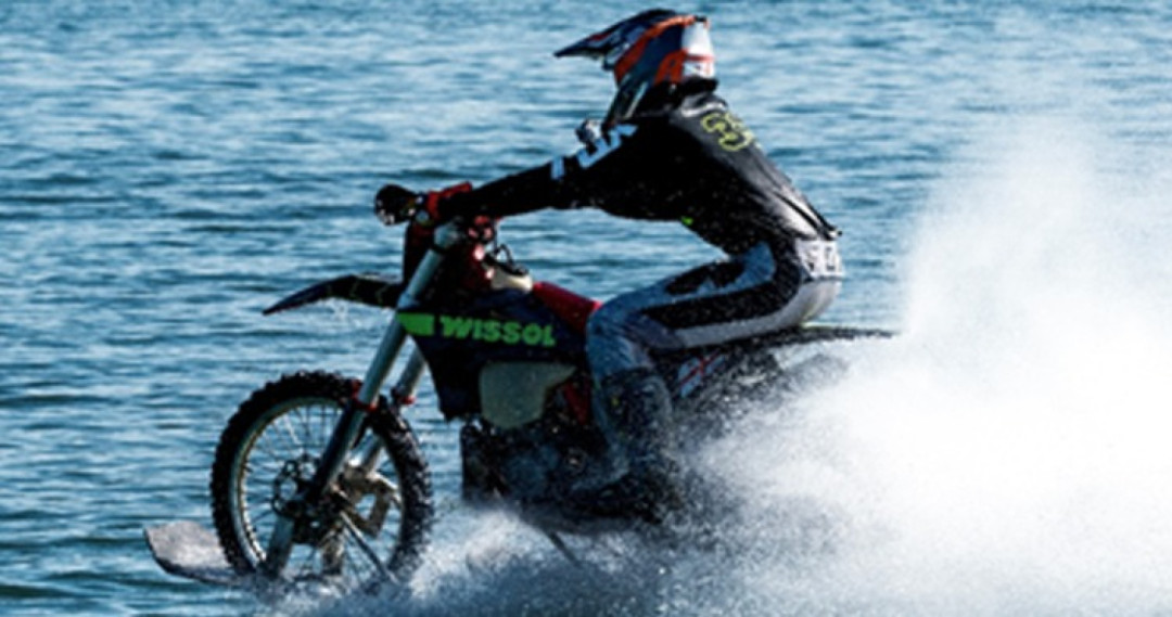 Pembalap Motor Georgia, Berkendara di Atas Laut Hitam