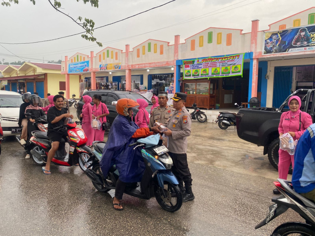 Sat Samapta Polres Fakfak Berbagi Takjil dalam Rangka HUT Korps Sabhara ke-74