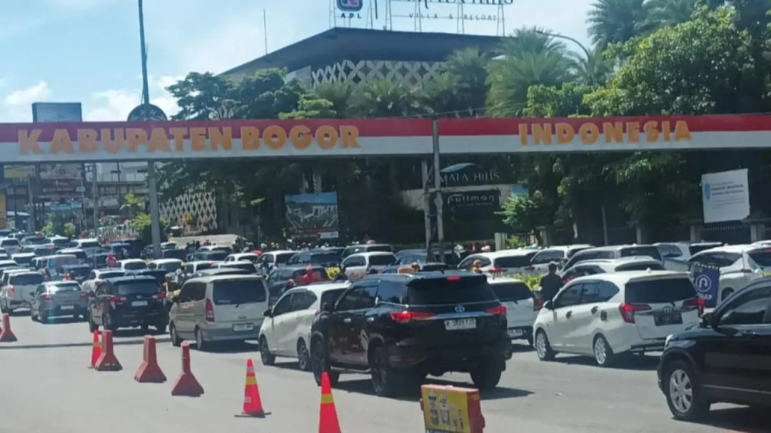 Simpang Gadog Ditutup Akibat Lonjakan Kendaraan Puncak