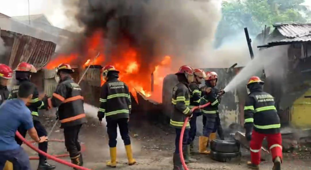 Satu Gudang Rongsokan dan Bengkel Motor di Padang Hangus Dilahap Api