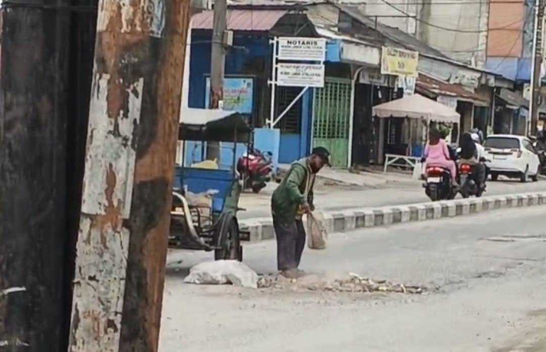 Wak Herman, Tukang Becak yang Menambal Jalan Berlubang demi Keselamatan Sesama