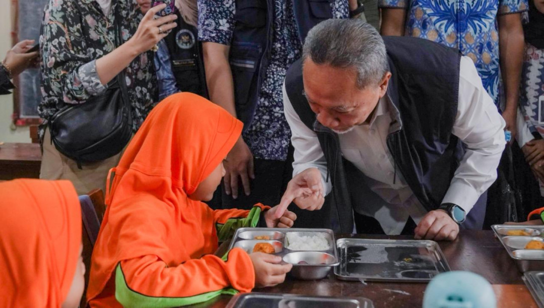 Targetkan 80 Juta Penerima Makan Bergizi Gratis, Menko Pangan Tinjau SPPG Wonosobo