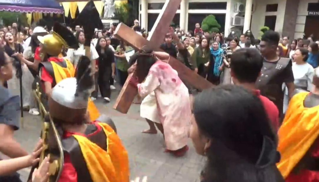 Ratusan Umat Katolik di Surabaya Khidmat Ikuti Visualisasi Jalan Salib