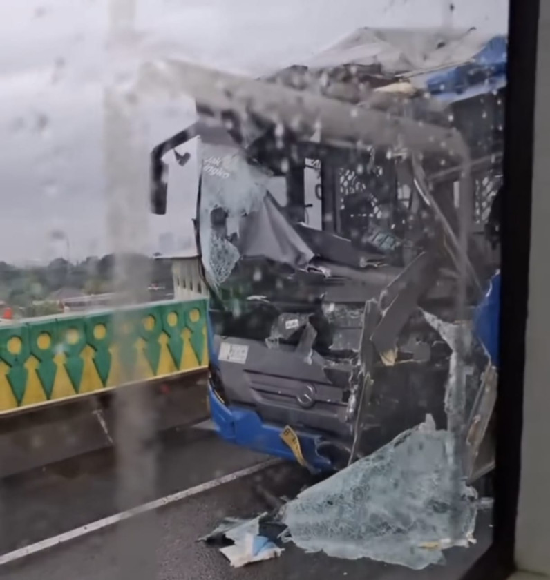Dua Bus Transjakarta Tabrakan di Koridor 13, Penumpang Luka Ringan
