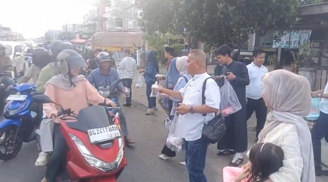 Pererat Silaturahmi, Anggota TNI Kodim 0406 Lubuklinggau Bagikan Takjil Gratis di Jalanan