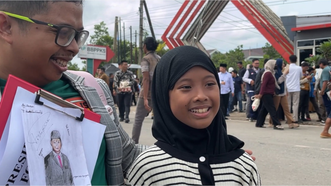 Kisah Haru Naureen, Siswa Banjarbaru yang Gambarnya Ditandatangani Presiden Prabowo