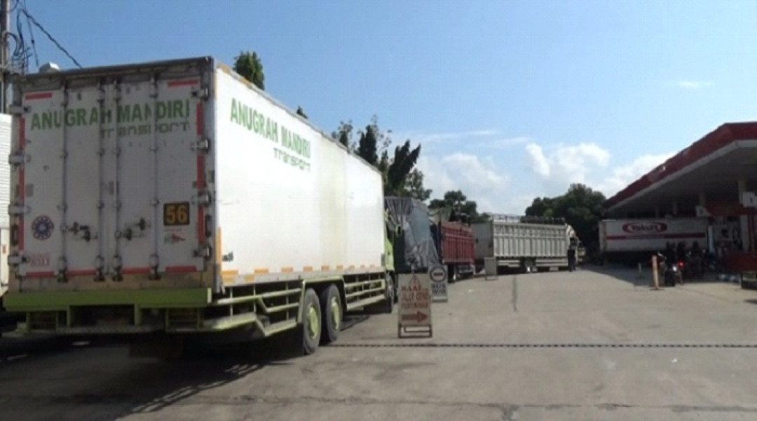 BBM Jenis Solar Langka di SPBU Dharmasraya Sumbar