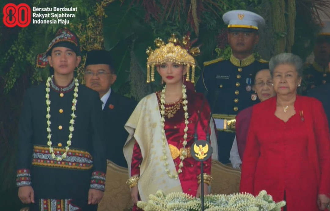 Wapres Gibran Hadiri Upacara HUT ke-80 RI dengan Busana Adat Karo