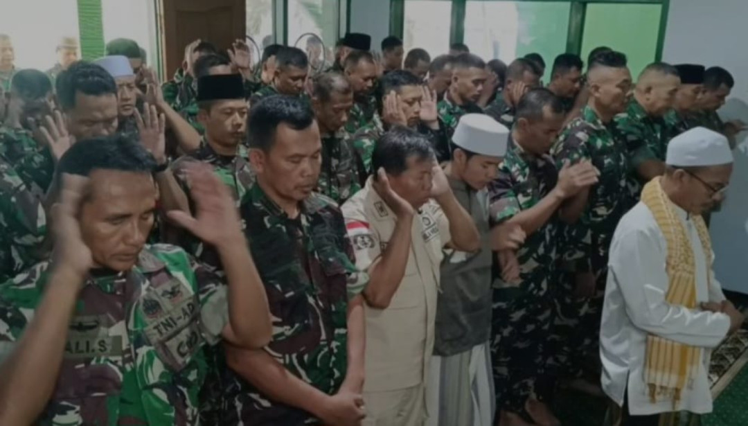 Kodim 0830 Surabaya bersama Warga Gelar Salat Gaib untuk 3 Prajurit TNI Gugur di Lebanon