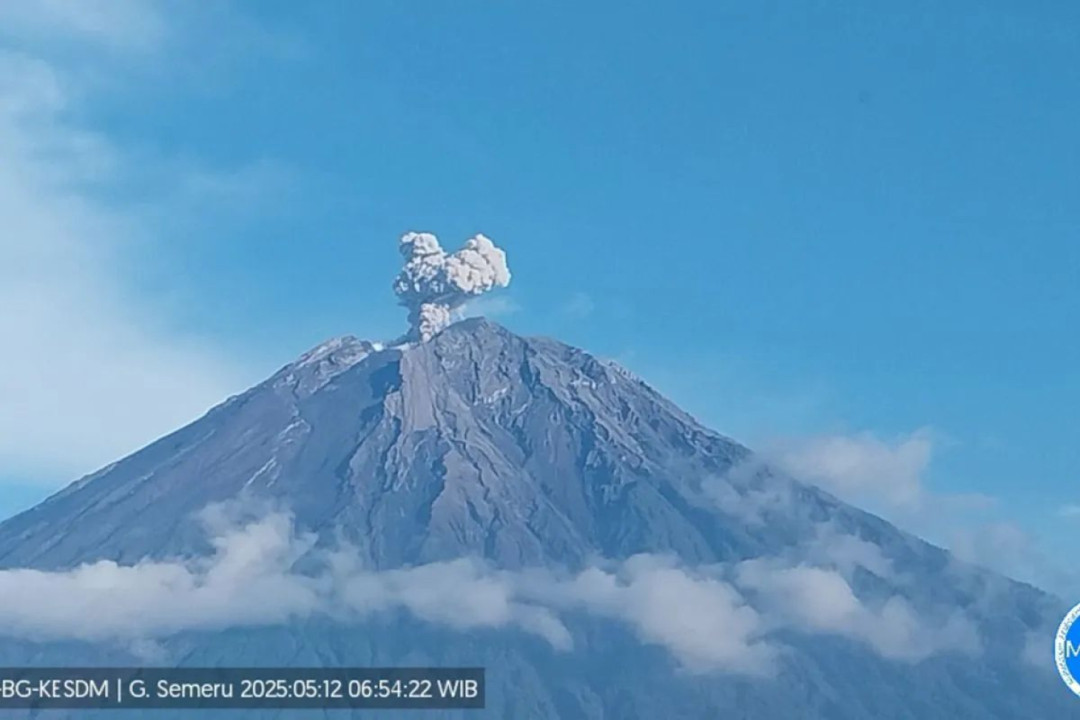 Gunung Semeru Meletus Tiga Kali, Abu Vulkanik Capai 700 Meter 