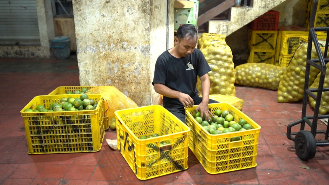 Sampaikan Terima Kasih ke Presiden Prabowo, Pedagang Buah di Solo: Penjualan Jadi Lebih Lancar