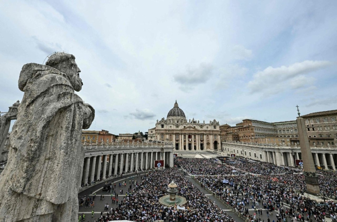 Ritual Penobatan Paus Leo XIV di Basilika