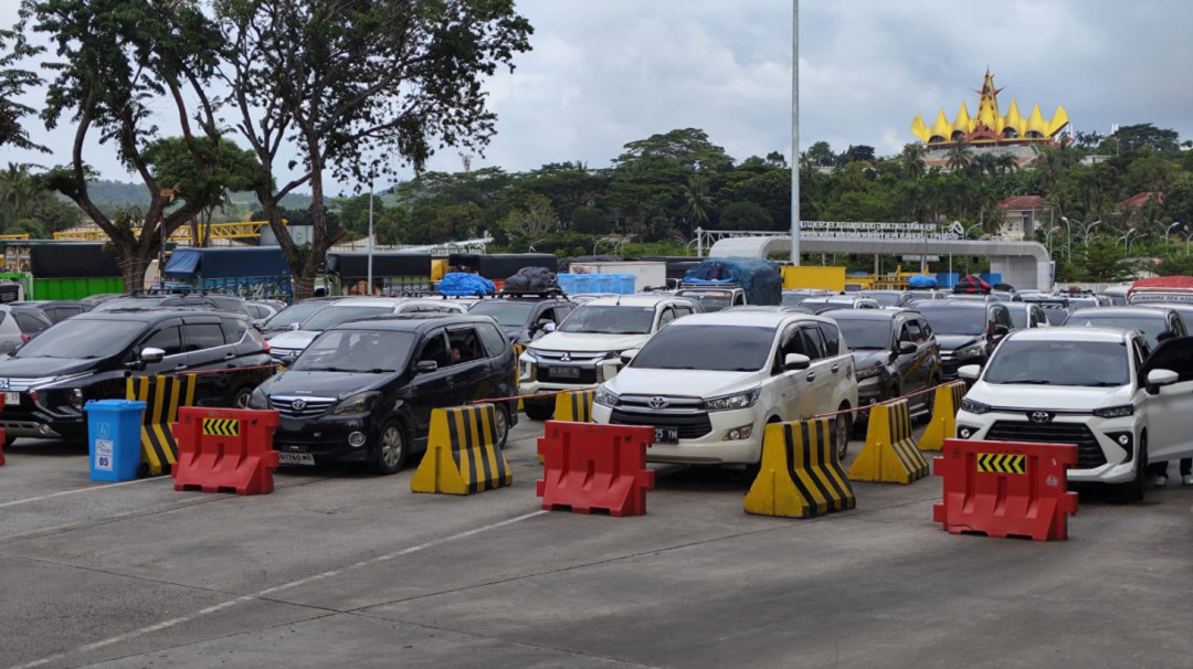Puncak Arus Mudik Mulai Terasa di Bakauheni, Antrean Kendaraan Mengular Sejak Pagi