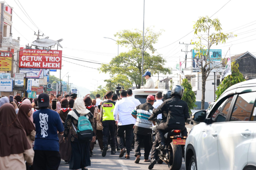 Momen Keakraban Presiden Prabowo dan Anak-anak Sekolah di Sepanjang Jalan Magelang