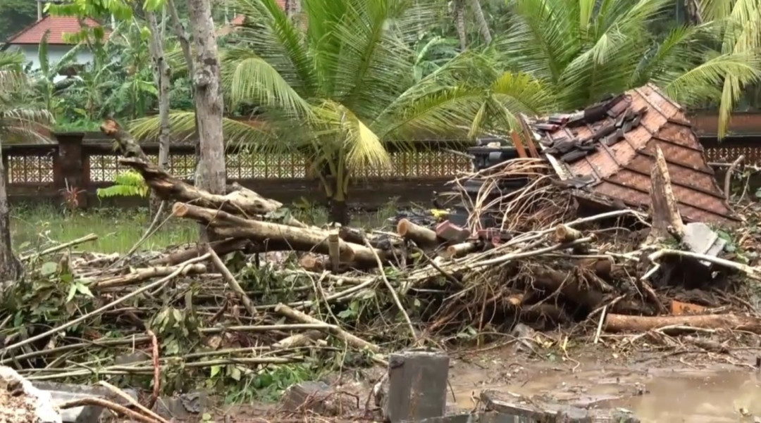 Cuaca Ekstrem Picu Banjir dan Longsor di Nusa Penida