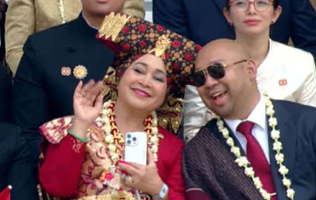 Titiek Soeharto Kenakan Baju Adat Padang, Didiet Prabowo Tampil Berbalut Ulos di Istana