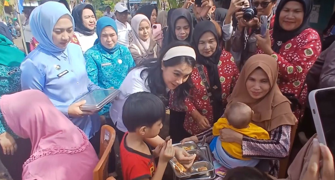 Wamen Salurkan Makan Bergizi untuk Ibu dan Balita Palembang