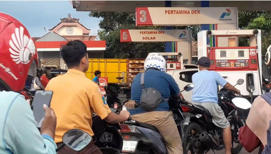 Antrean Panjang di SPBU Lumajang, Bupati Pastikan Stok BBM Aman
