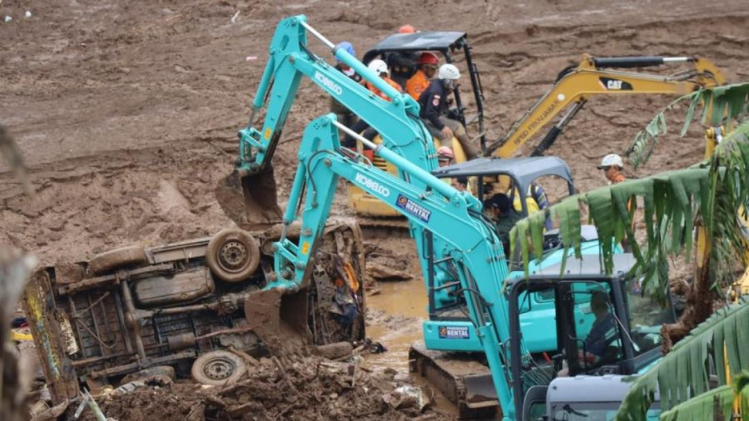 Alat Berat dan K9 Sisir Longsor Cisarua