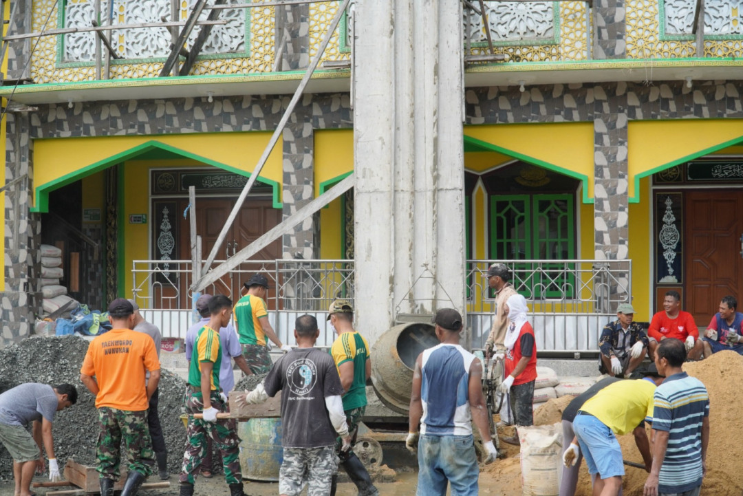TNI Satgas Pamtas Yonarmed 11 Kostrad Gelar Karya Bakti Pembangunan Masjid Darul Falah di Nunukan