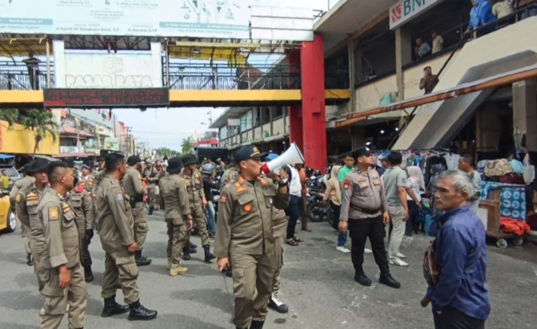 Pemkot Padang Tertibkan PKL di Selasar Pasar Raya, 63 Pedagang Direlokasi