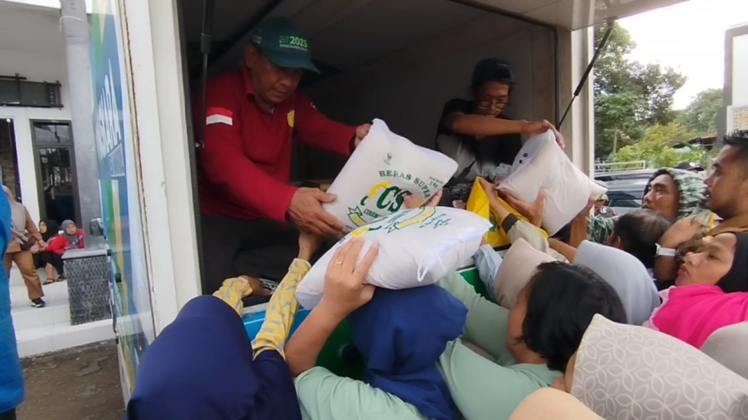 Ratusan Warga Susukan Antre Sembako Murah