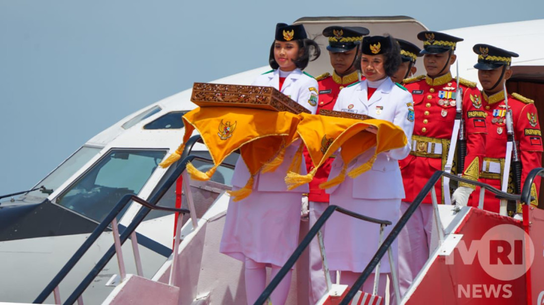 Kirap Duplikat Bendera Pusaka dan Salinan Naskah Proklamasi Tiba di Bandara Sepinggan Balikpapan