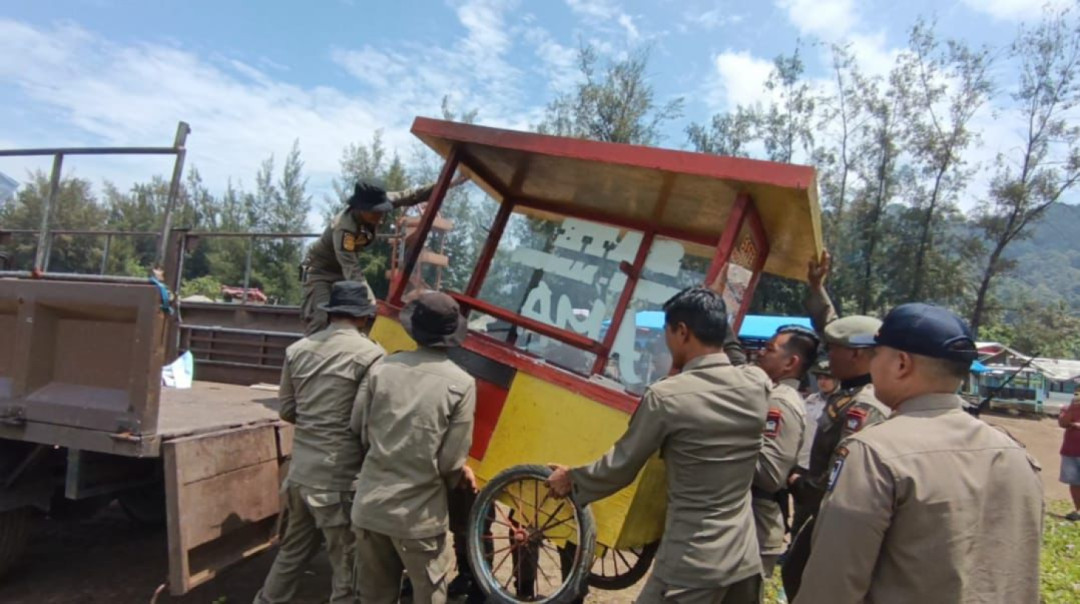 Satpol PP Bersihkan Pantai Air Manis dari Bangunan Ilegal