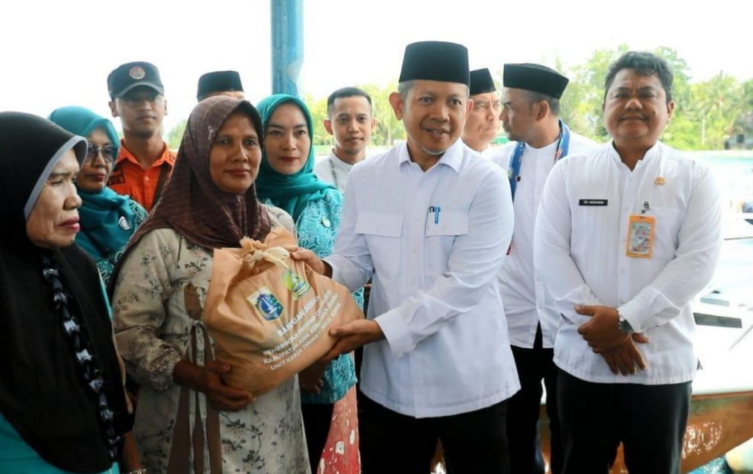 Pemkab Kepulauan Seribu Salurkan Sembako untuk Korban Banjir Rob
