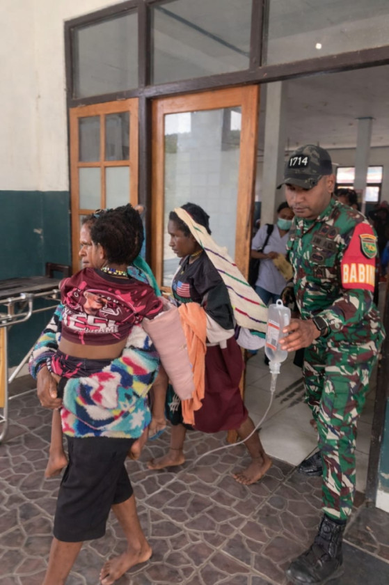 TNI Dampingi Evakuasi Korban Anak dari Puncak Jaya ke RSUD Nabire
