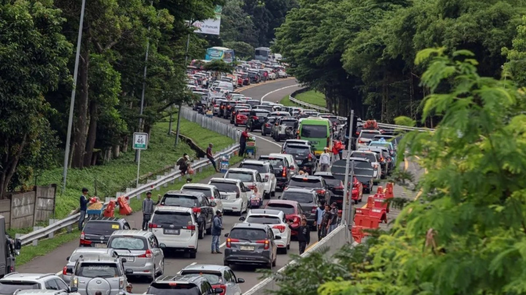 Ribuan Kendaraan Padati Jalur Puncak Bogor, Polisi Berlakukan Sistem Ganjil Genap
