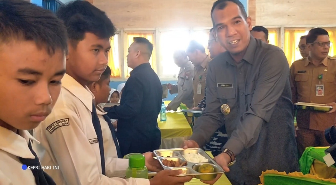 Bupati Lingga Luncurkan Program Makan Bergizi Gratis Perdana
