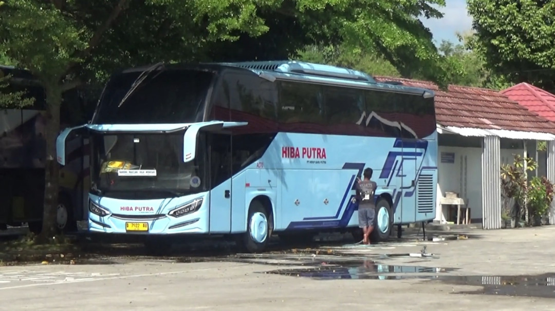 Berkah Lebaran, Jasa Cuci Bus di Terminal Semin Kebanjiran Order