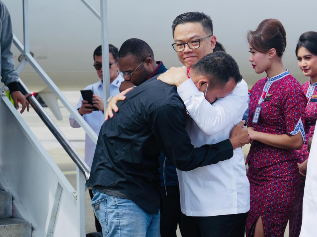 Tangis Haru 400 WNI Korban Online Scam, Disambut Menlu Sugiono di Bandara Soetta