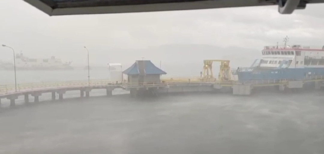 Cuaca Ekstrem Rusak Sejumlah Pelinggih di Pura Segara Pelabuhan Gilimanuk