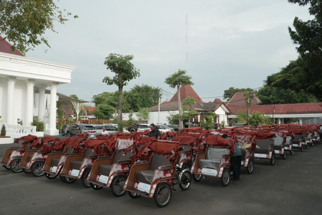 Bantu Penarik Becak Lansia di Bojonegoro, Presiden Prabowo Salurkan 200 Unit Becak Listrik