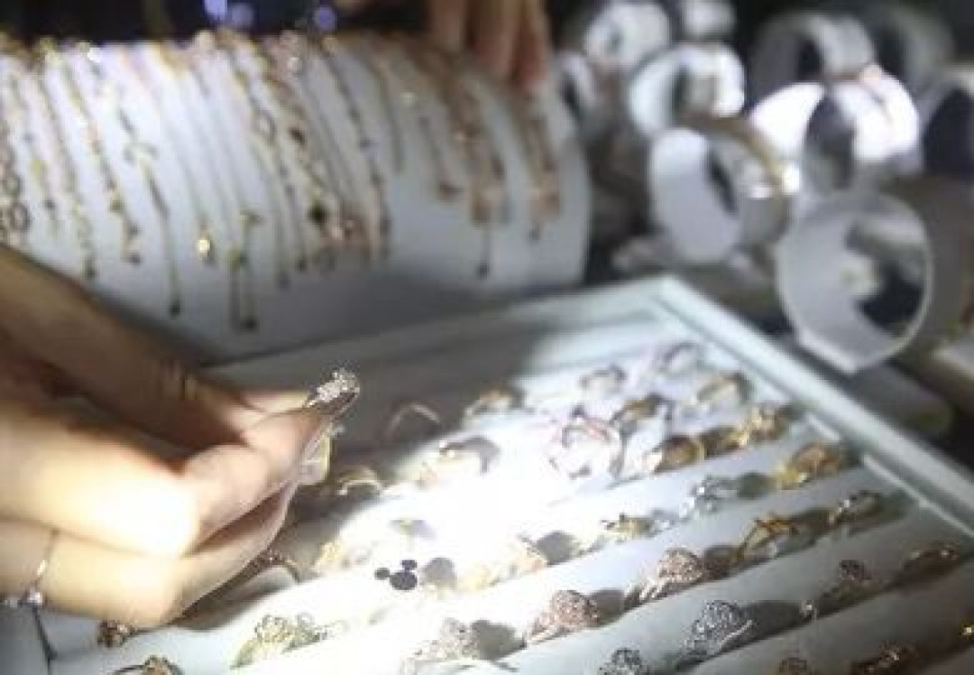 Harga Emas Pegadaian Hari Ini Naik Tajam, Antam Sentuh Rp1,96 Juta per Gram